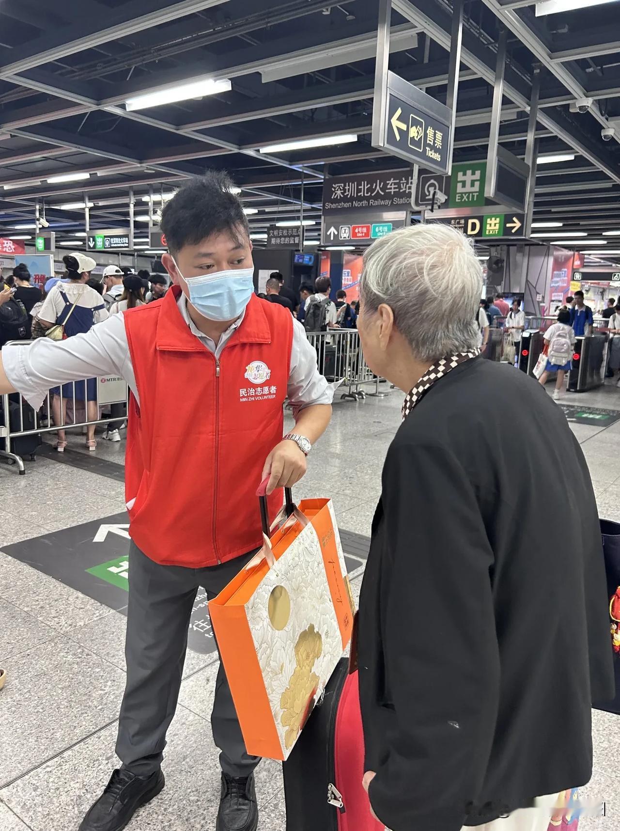 国庆佳节喜气扬，八方游客聚鹏城。2024年的深圳北站，在举国欢庆的国庆假期，成为