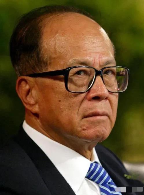 估计李嘉诚脸都要气绿了！
他万万没想到，
自己小心谨慎一辈子、如今却被手下人给坑