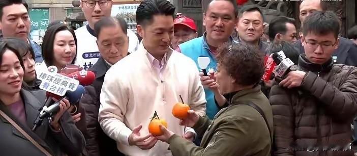 郑丽文剧烈抖动称正能量　蒋万安尴尬回应

除夕撞钟现场，郑丽文手里的红绳突然剧烈