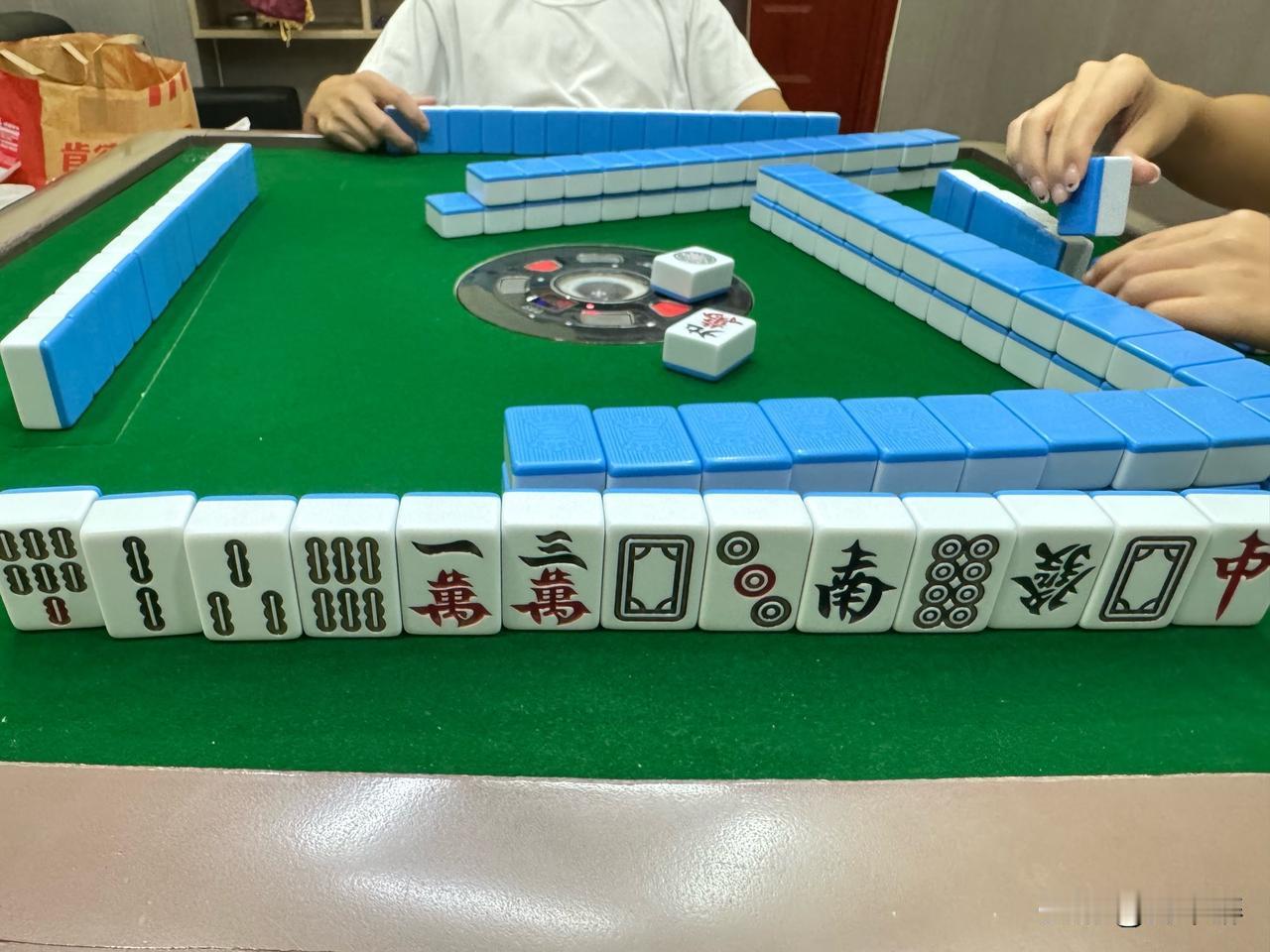 今天是周六，儿子休息，小孙子上兴趣班不用我接送了。
趁这个机会，和侄子侄女婿一起