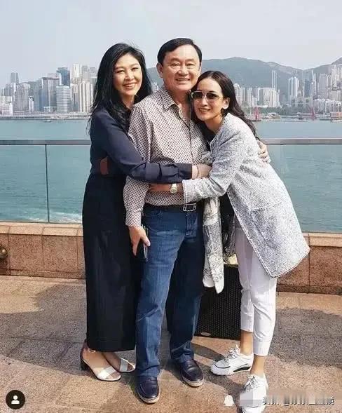 这张照片让人看着感慨万千，这是泰国他信家族的荣耀，也是泰国政坛的高光时刻。
一门