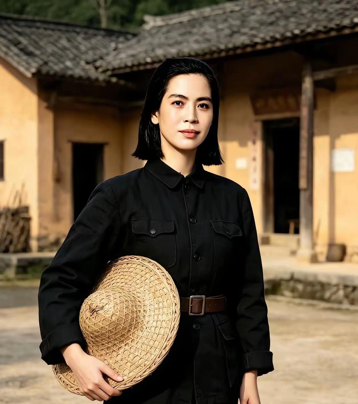 她是井冈山第一位女党员，十七岁投身革命。长征路上，她为掩护伤员身中十七块弹片，余