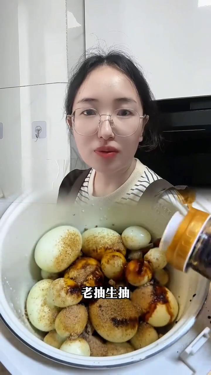 乡巴佬卤蛋。
你再说一遍。煮好的鸡蛋放进电饭锅，倒一包方便面粉包，老抽、生抽，加