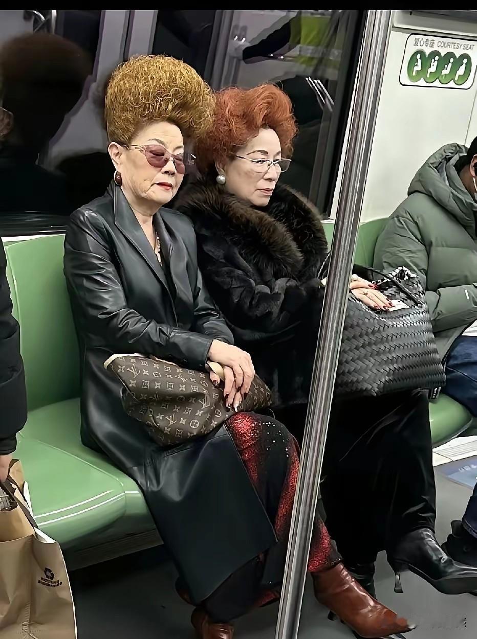 这两个老大姐的头型真是爆款，从来没有看过这么大岁数人，还留着这样的头型，可想而知