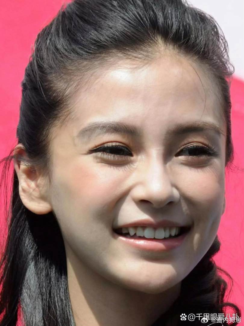 杨颖早年无滤镜近距离原生抓拍，画面清晰度拉满，连鼻尖细细的小绒毛都清晰可见。 