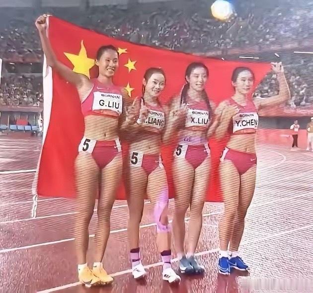 亚运会女子4×100米接力决赛，中国女子接力队成功卫冕，交出了漂亮答卷。梁小静、
