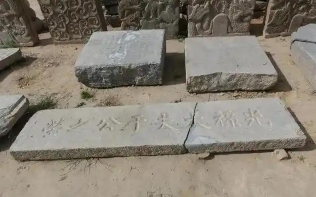 1947年，山西大旱，为了生存，山西横泉村，有人提议把大清官于成龙的墓挖了吧，里