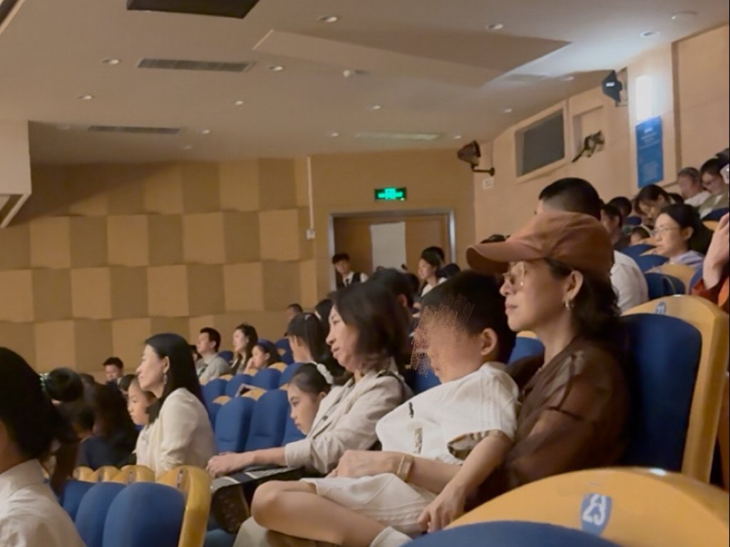章子怡也看了醒醒演出兼顾两个孩子的感受，抱着幼子陪伴长女演出，母爱体现在每一处细