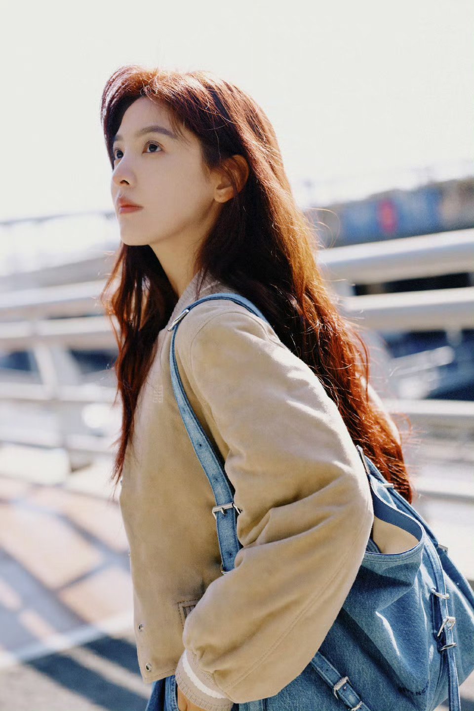 章若楠染了红发红发章若楠在线出发，时装周一切顺利呀 ​​​