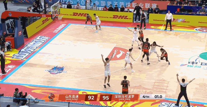 比赛还剩1秒，山东队落后三分，高诗岩边线球直接发到内线没人管的队友，队友没上进…