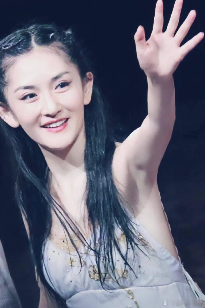 谢娜带孩子看水舞间谢娜带孩子去看了《水舞间》，之前她自己演的水公主安妮公主超美的