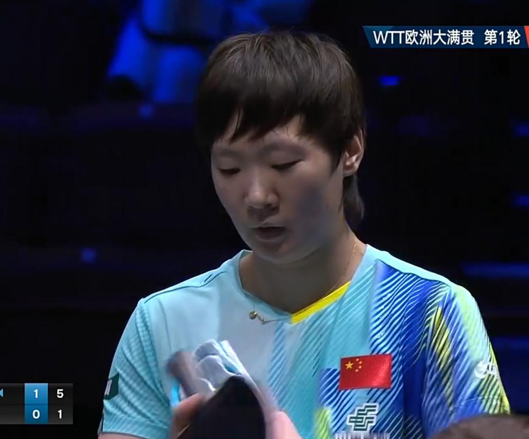 【王曼昱越打越好，梅谢芙也很专注，11-4，王曼昱拿下第二局】比赛进展很快，王曼
