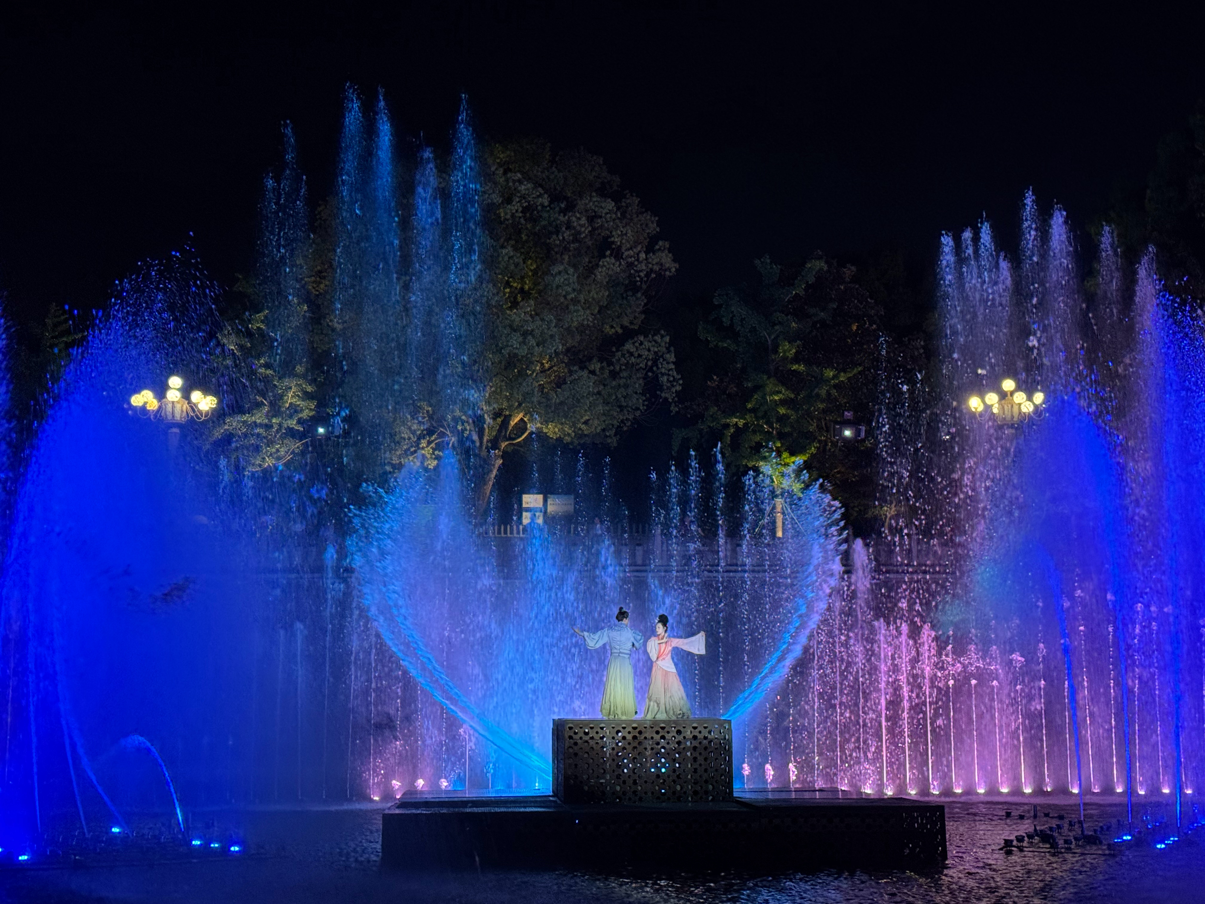 我们诸暨西施故里的两个舞台剧两个都是50分钟左右从时长来看，价格不便宜大家搜一下