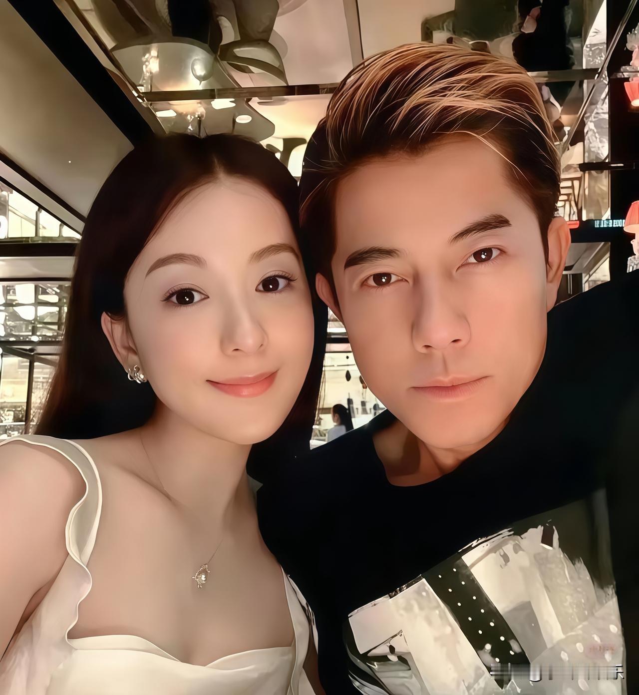 郭富城真是人生赢家，

做梦他都要笑醒，

不是因为三胎生了女儿，而是
好事都让