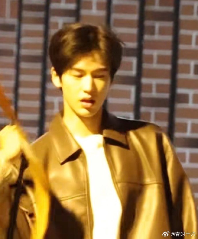 张凌赫在夜戏中的路透曝光，原著中这段描绘了一个清纯可爱的少女与“清华数学系”帅哥