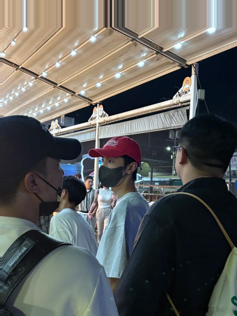 网友济州岛偶遇的陈哲远，这生图也太好看了。 ​​​