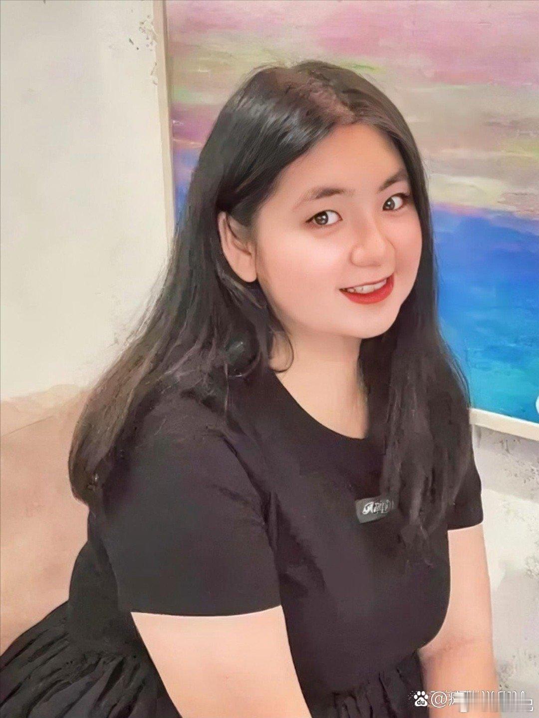 胡慧中的女儿何嘉珍，虽没有遗传妈妈的美貌，但眉眼间有妈妈的影子。 ​​​