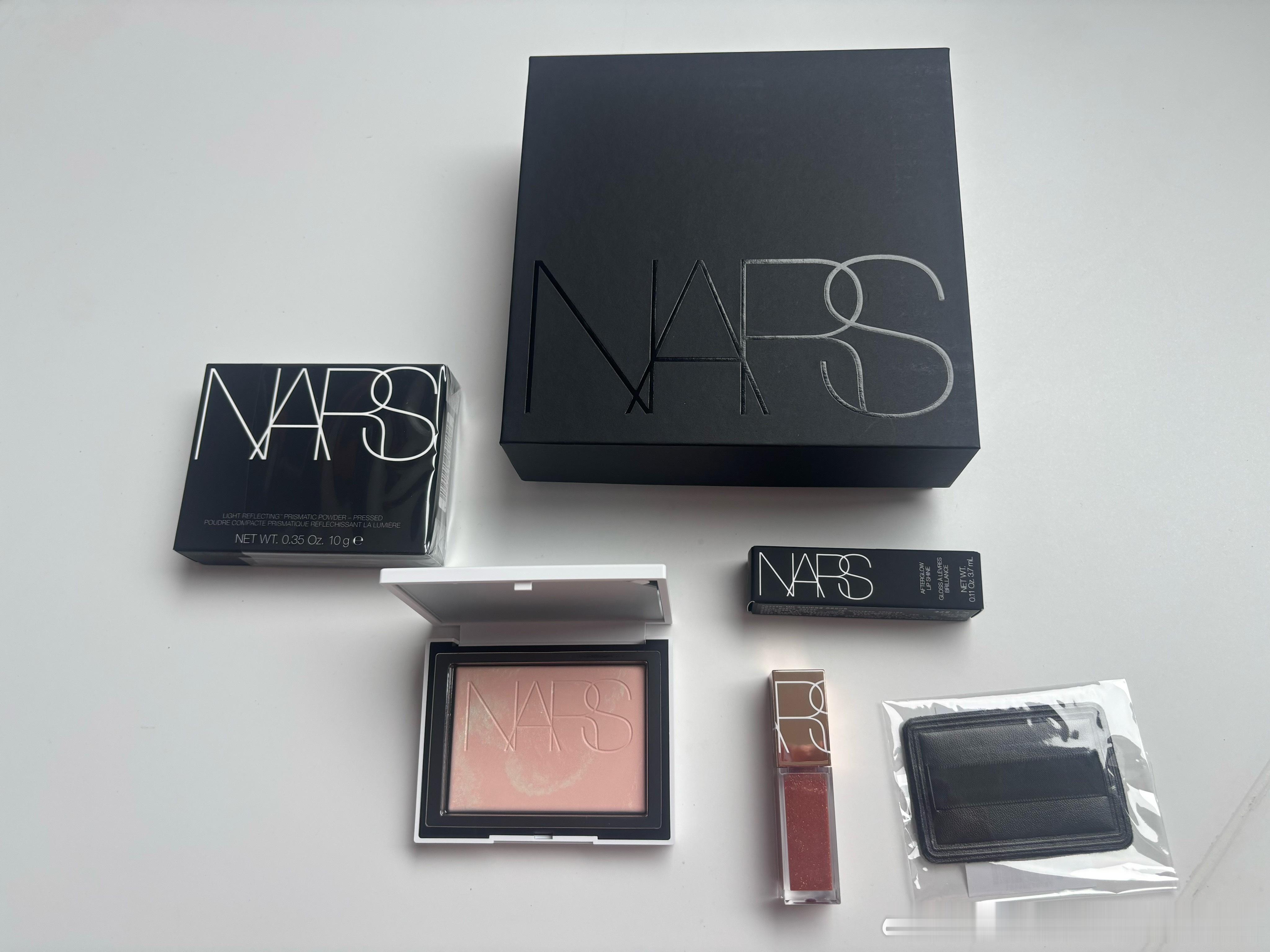 自然光线下还不错，NARS流光美肌清透蜜粉饼，还有水光焕彩唇蜜赤茶豆沙色 