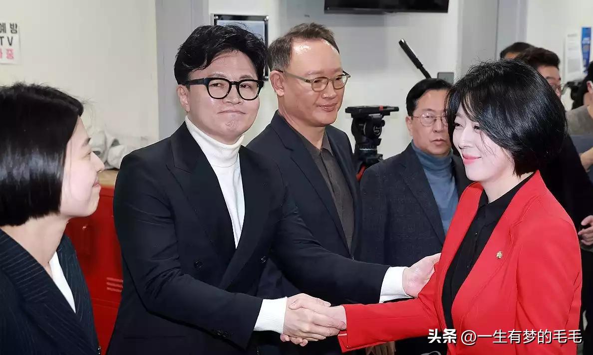 6日，韩国国民力量党亲韩东勋派与党内少壮议员团体集体发难，要求党首张东赫任命的伦