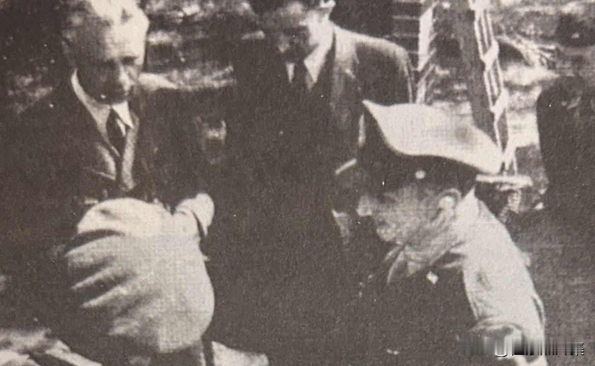 1945年，德国布伦瑞克，钱学森（右手第一人）旁听著名德国科学家、后掠翼的设计发