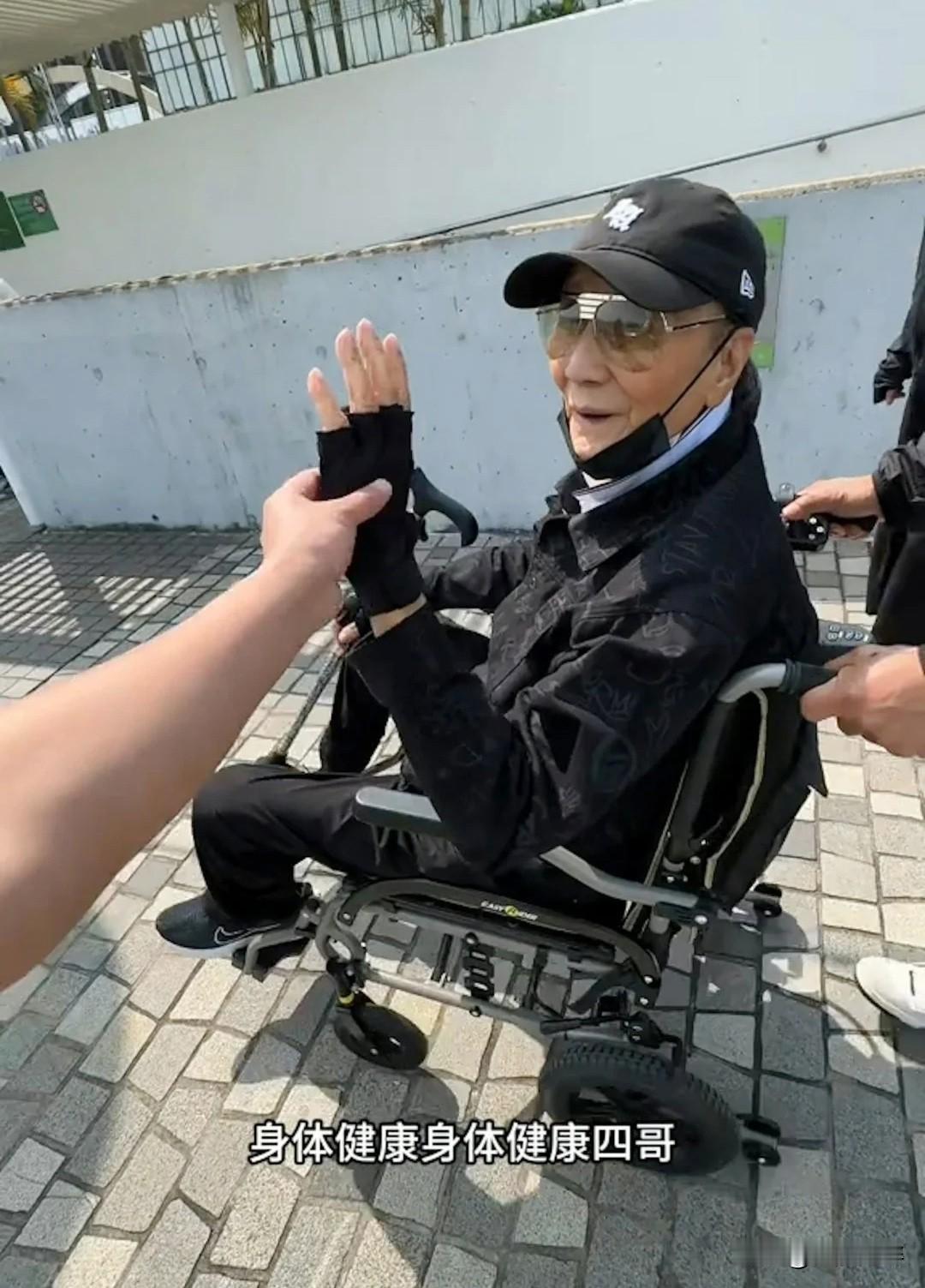 没想到风流倜傥的谢贤现在行动不便了，媒体拍到谢贤坐着轮椅出行的画面，有两个保姆一