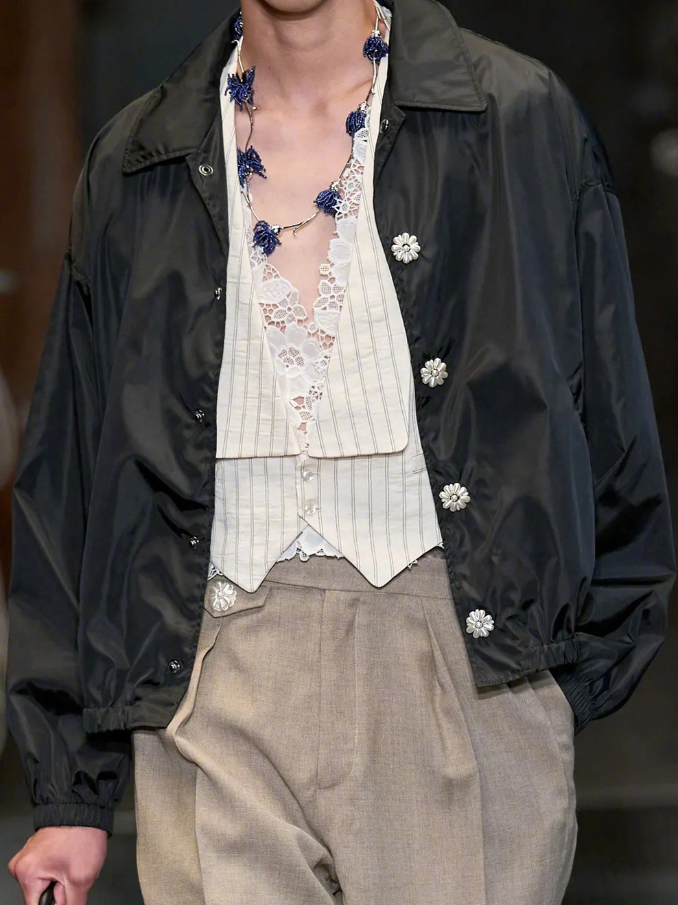 细节，Simone Rocha Spring 2027首场纯男装秀，以《看得见风