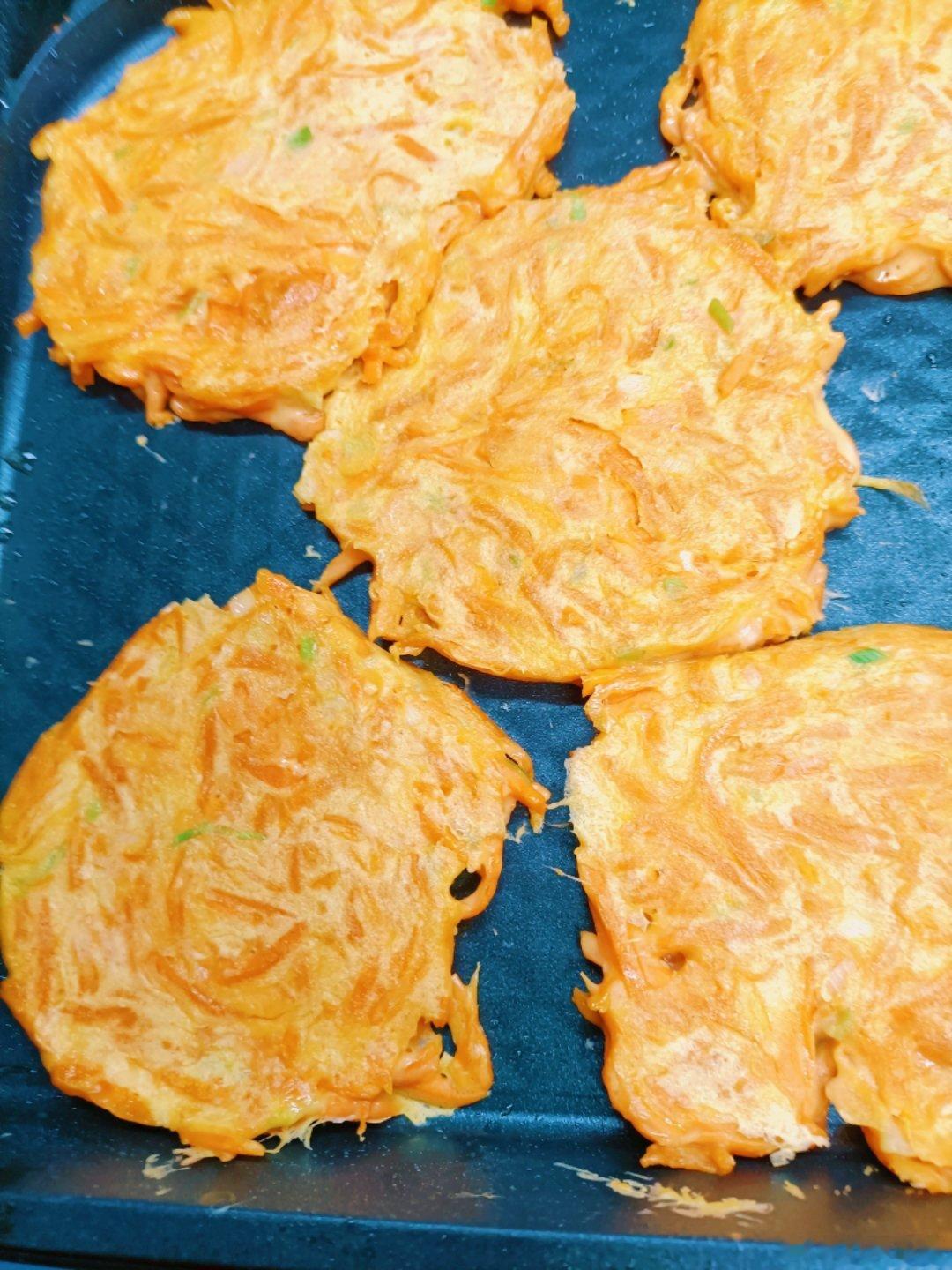 南瓜鸡蛋饼：南瓜擦丝，加两个鸡蛋，适量盐，切点葱末，加酵母粉，小麦粉，无需加水，