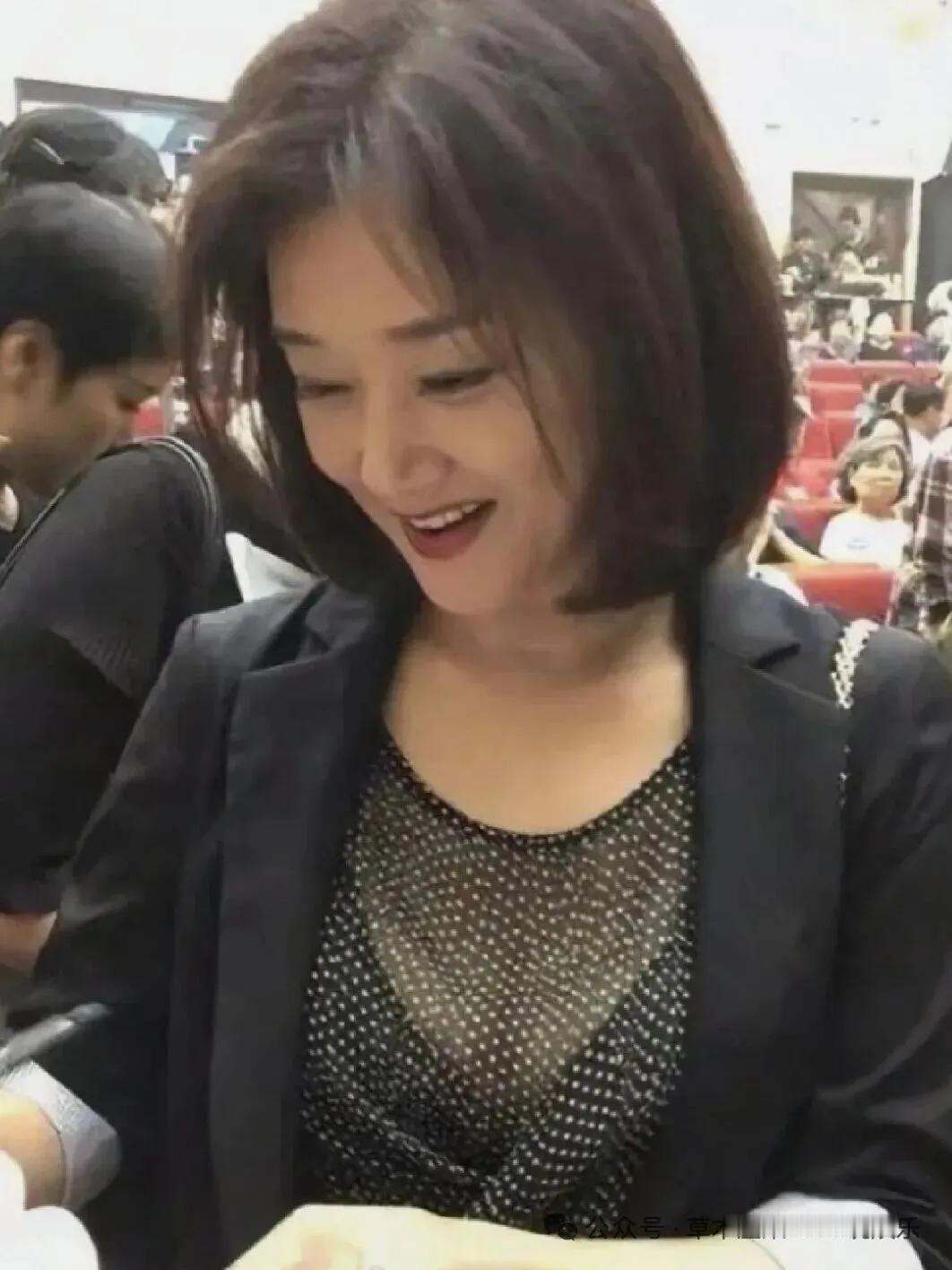 这太偶然了，近距离的看到同龄人。
曾几何时，她的歌声是那么动听。