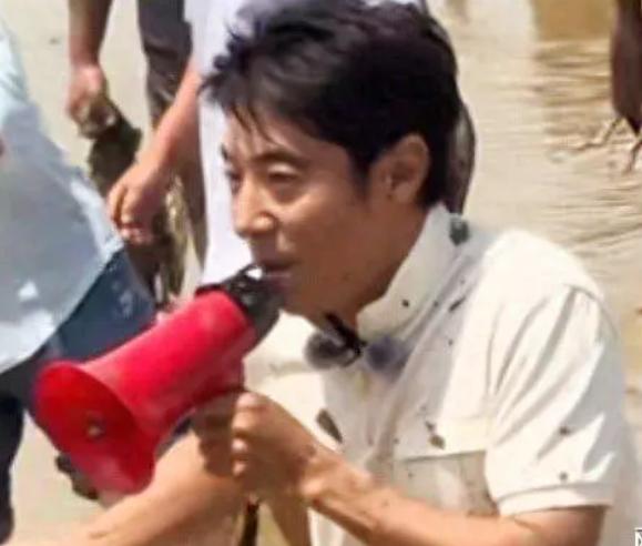 “徒手抓鸭”出自央视综艺《山水间的家》。当时节目组在江西乡村的稻田里安排了一场“