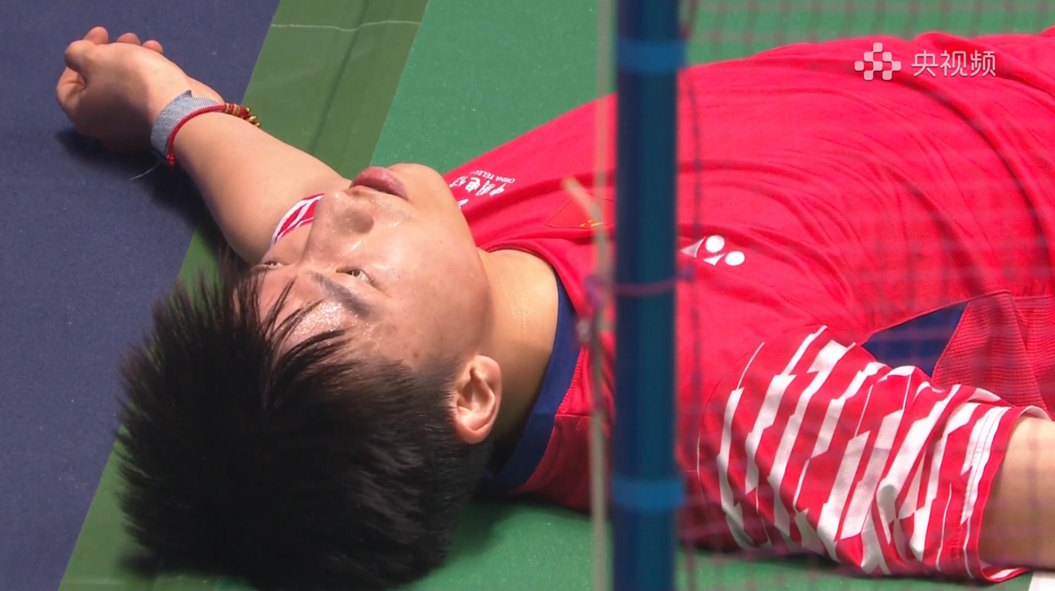 四个中国人轮流躺下，没有一点想起来的意思，太累了）孩子真的辛苦了💧 ​​​