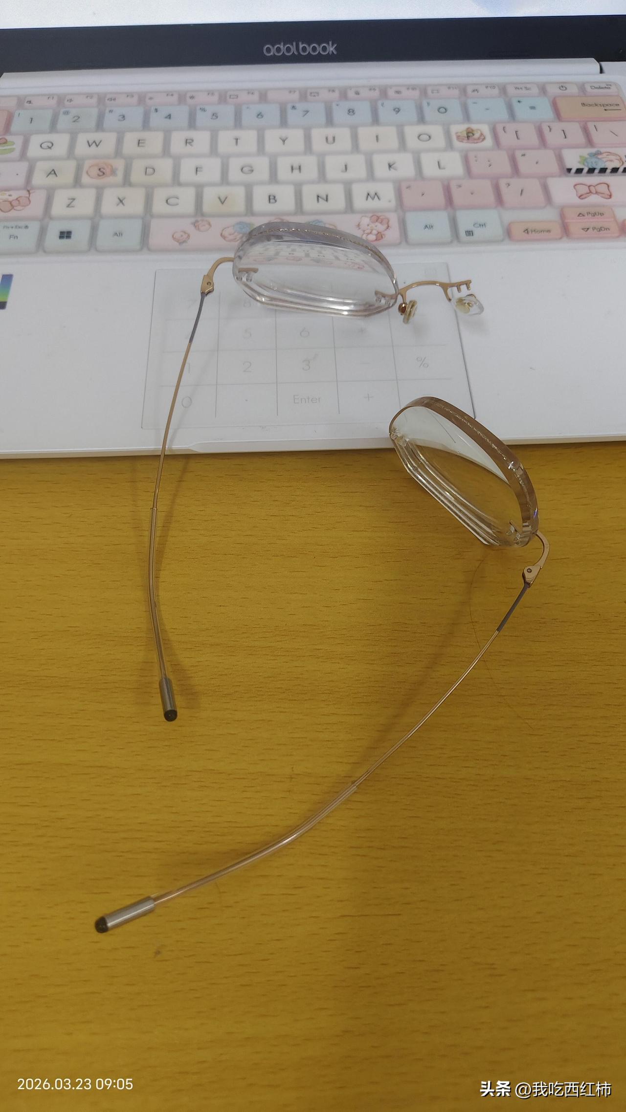 花了800多的眼镜，戴着不舒服，气得我直接拗断扔了，越想越气，眼不见为净！