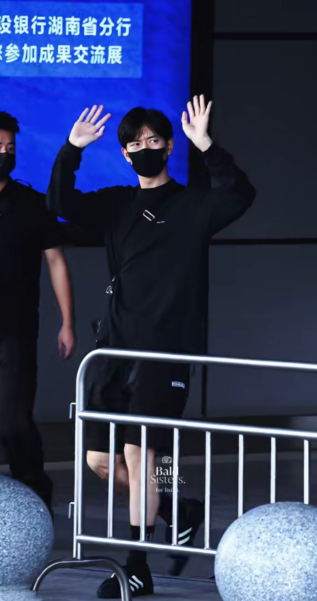 李现李现已经到场长沙啦，双手一直和粉丝不停的挥手👋🏻好暖啊李现章若楠一起看汪