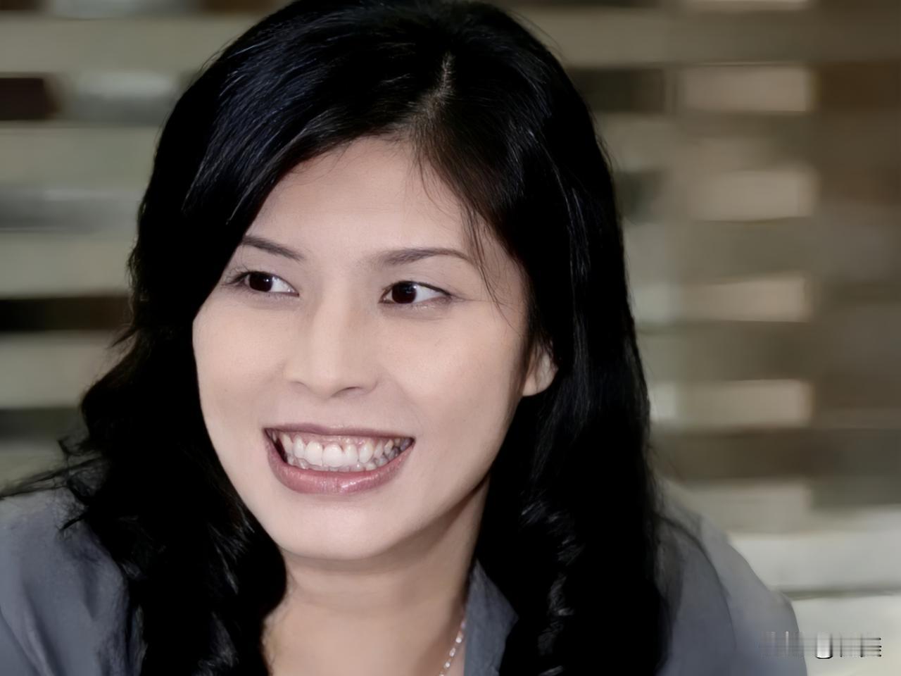 郑丽文太聪明了，主持人提问她去大陆打算先见谁？她回答
……

这主持人给郑丽文挖