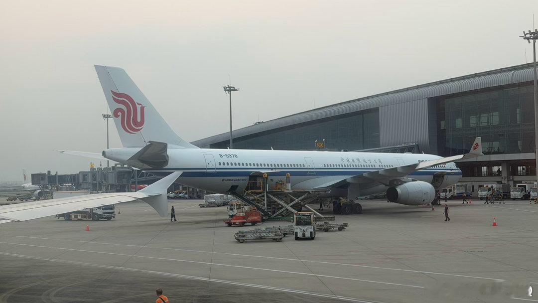 昨天刷到个短视频，有位德系豪华品牌的车主，发了个视频大赞此品牌的服务，评论区也是