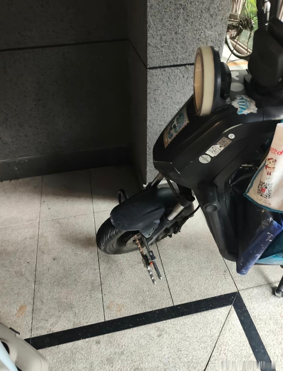 外卖小哥强闯小区被物业锁车 是从什么时候开始，物业对外卖小哥的恶意这么大的.为难