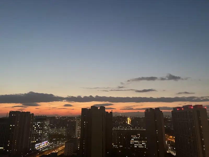 【38.5℃的相亲对象给我煮了碗粥，我正准备感动，手机突然弹出三条消息…】
第一