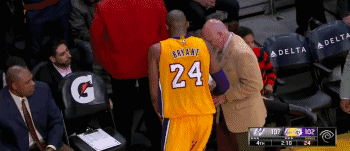 科比手指脱臼变形，被队医生生掰过来，继续上场！