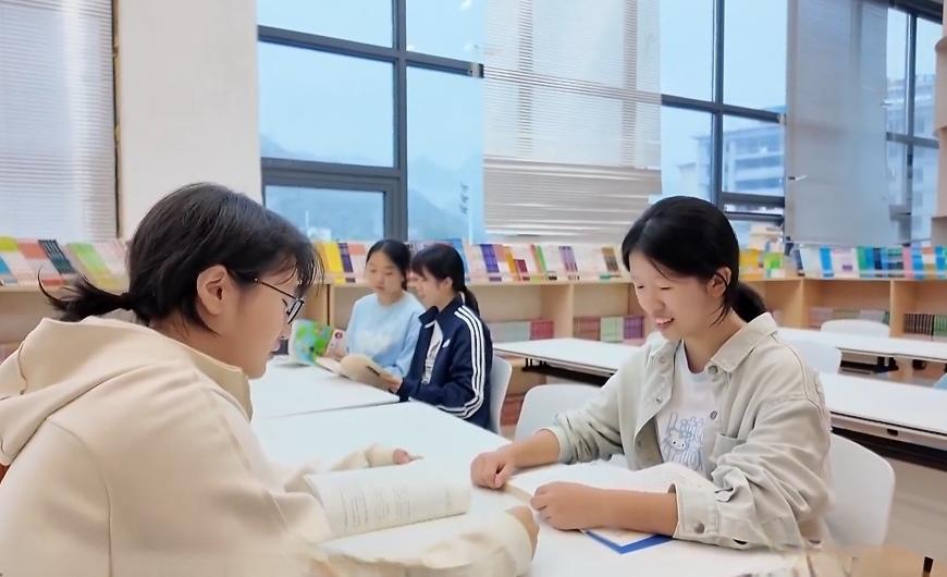 路上偶遇陌生老人受伤流血，你会怎么做？近日，武陵中学三名初中生，用最纯粹的行动给