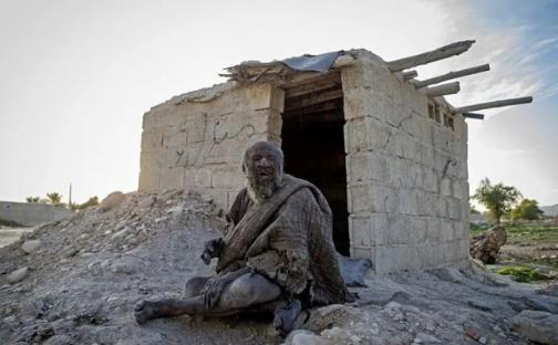 “你太脏了！”2022年，在好心人的劝说下，一位坚持了60年不洗澡的94岁伊朗老