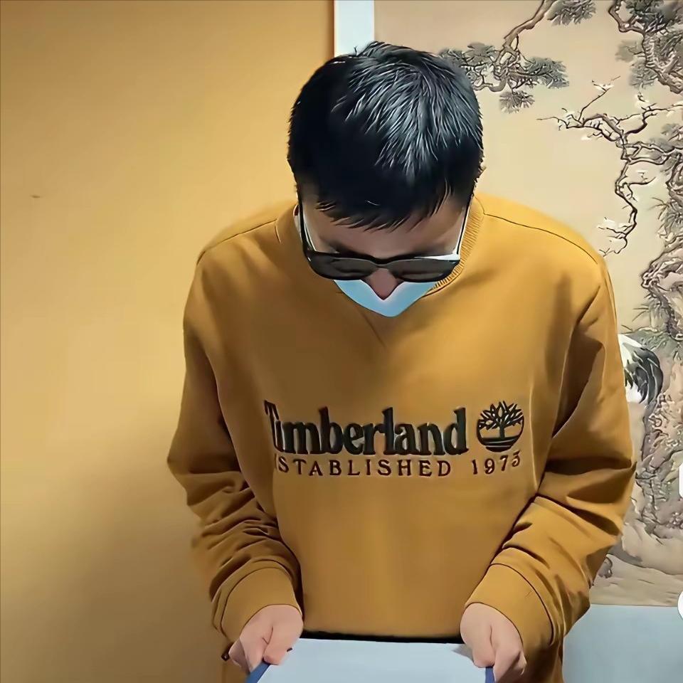 身披旭日旗的这名南京留学生，在莫斯科大学的留学费一年小十万，父母掏腰包是送孩子去
