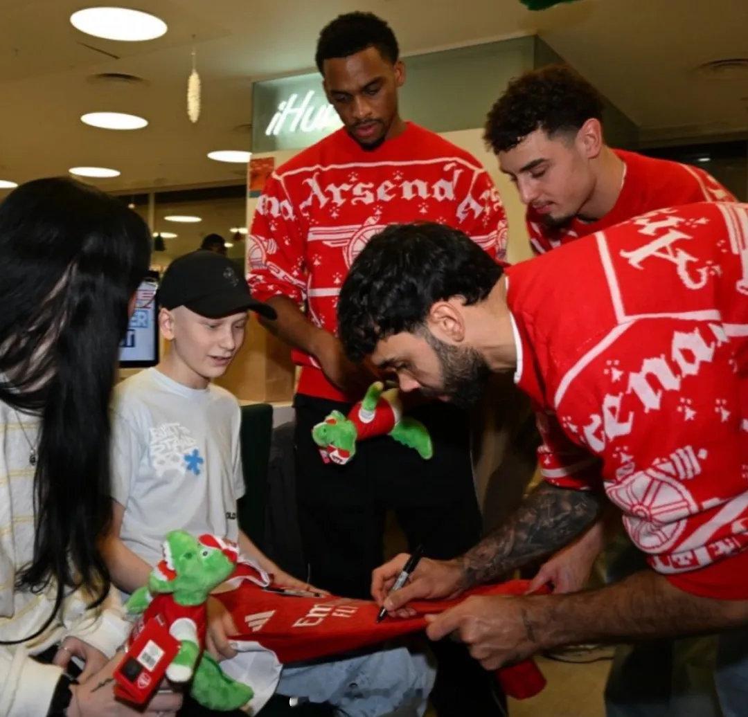 阿森纳球星们近日来到了伦敦的两家医院，并为孩子们送上了节日礼物。 
