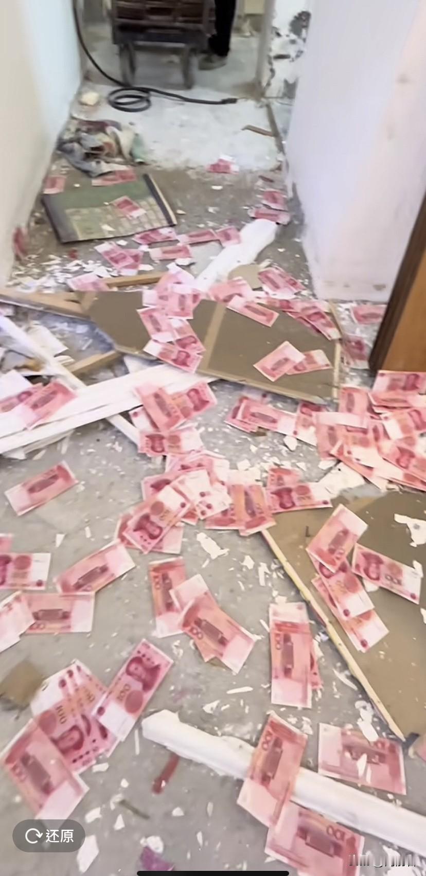 笑不活了！2万元私房钱藏吊顶里，被装修工意外翻出。房主懵了：确实是自己藏的，全忘