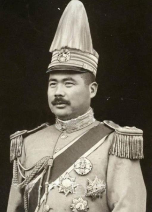 1947年4月，孙殿英在老巢汤阴被解放军包围后，拿出几万黄金分给手下，高级军官每
