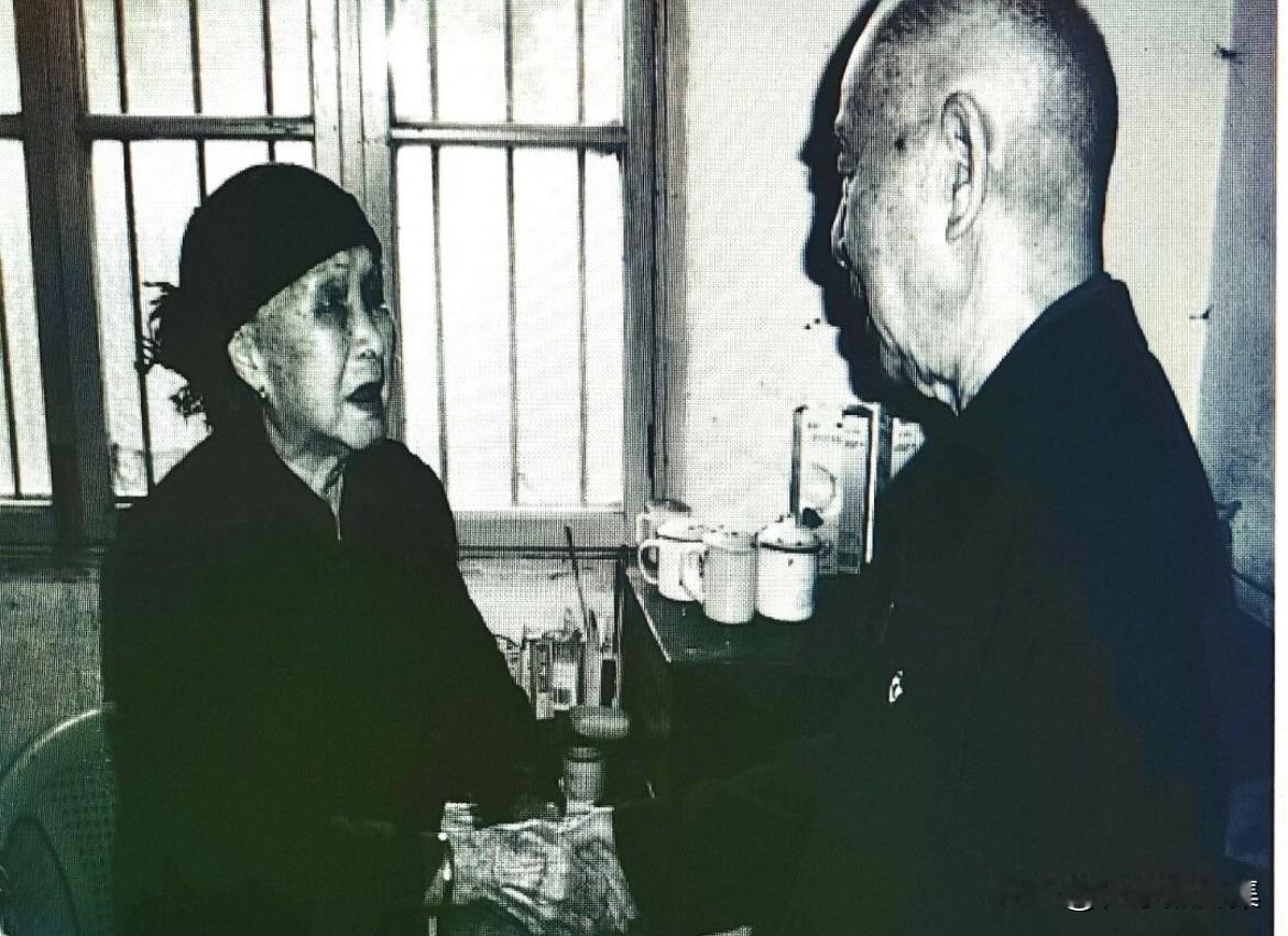 1985年春节前夕，裴周玉将军看望平江龙门镇荣军院老红军女战士的场景。平江是湘鄂