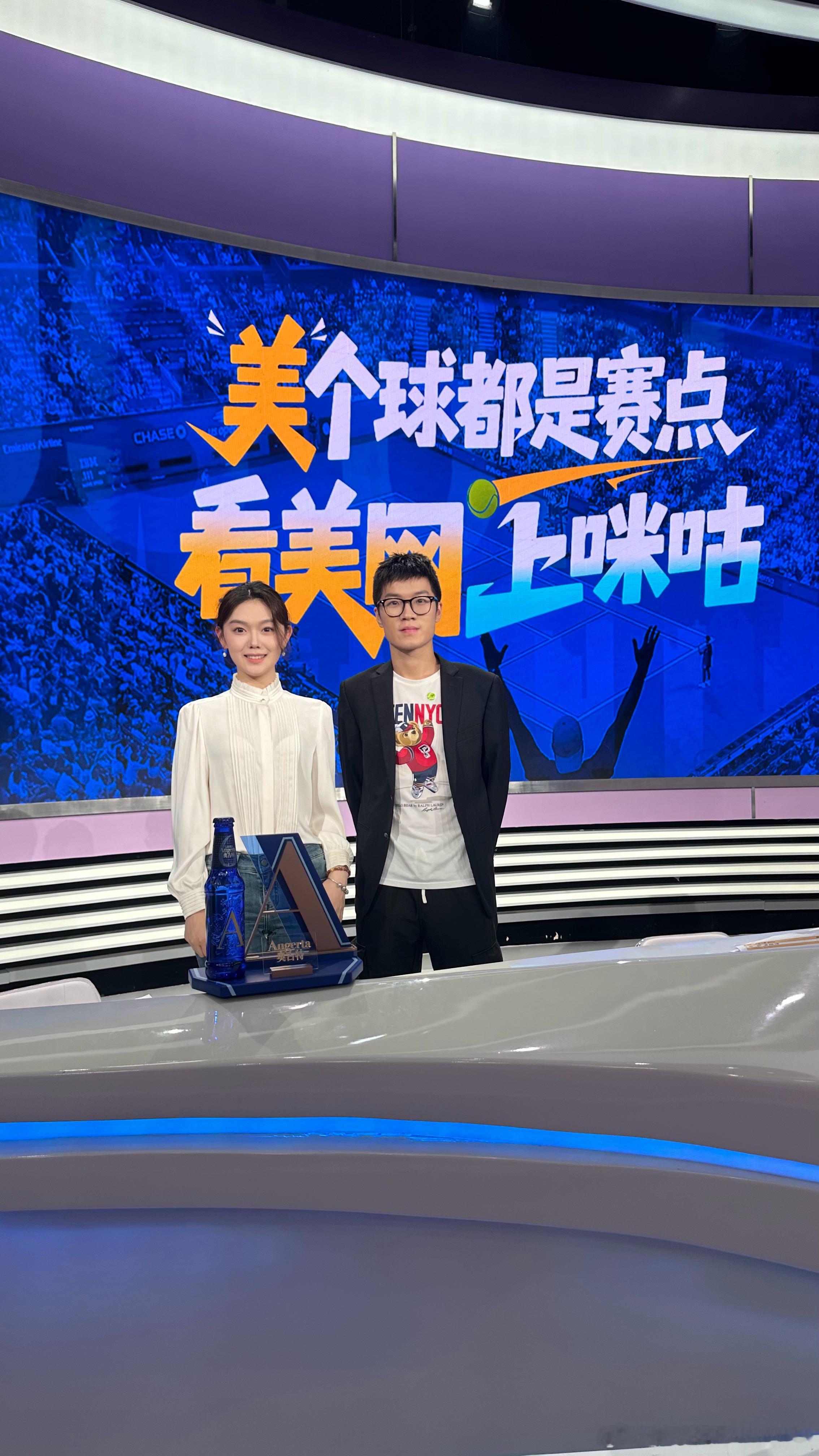 萨巴伦卡2比1佩古拉 美网2025第一场演播室出镜，也是第一次和女主持一起搭档w