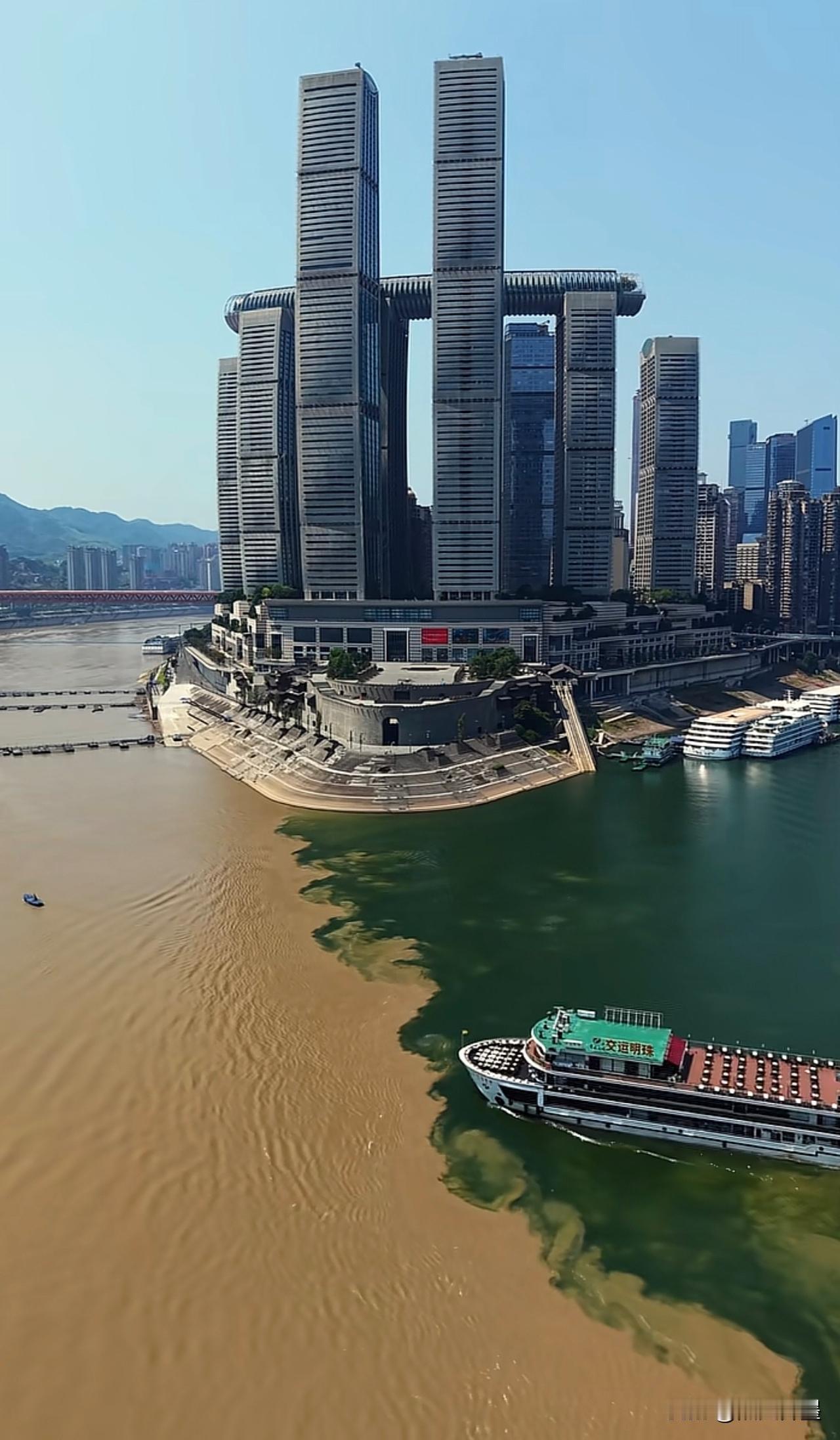 世界上最大的“鸳鸯火锅”：朝天门两江交汇“鸳鸯锅”
世界上最大的岛：领导
世界上