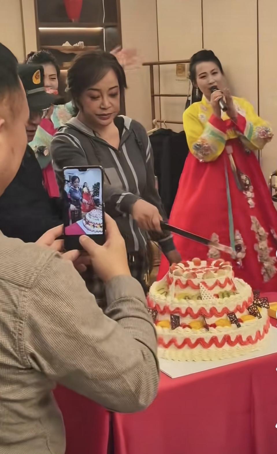 庆奶过生日，喜气洋洋啊：民族饭店来一波，朝鲜族饭店呗。载歌载舞来一波，服务员唱歌