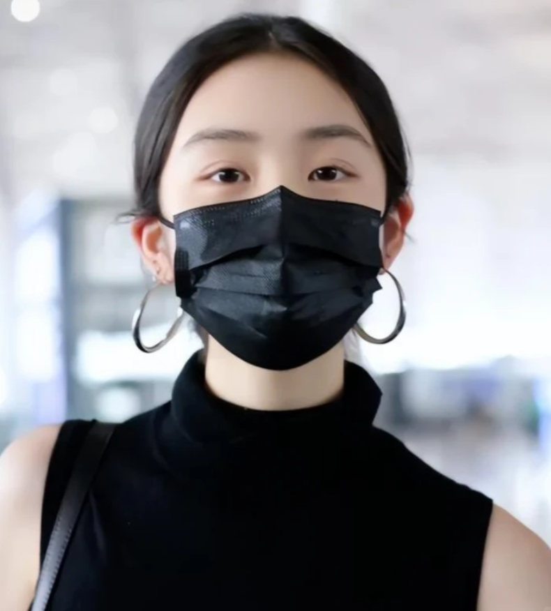 黄多多纯素颜   多多今日机场造型愈发清冷了人也高瘦了不少，发现现在00后的小孩