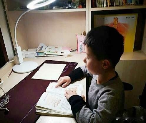 不公布考试成绩，只给一个AB等级，家长如何了解孩子的学习？

我既是老师，也是家