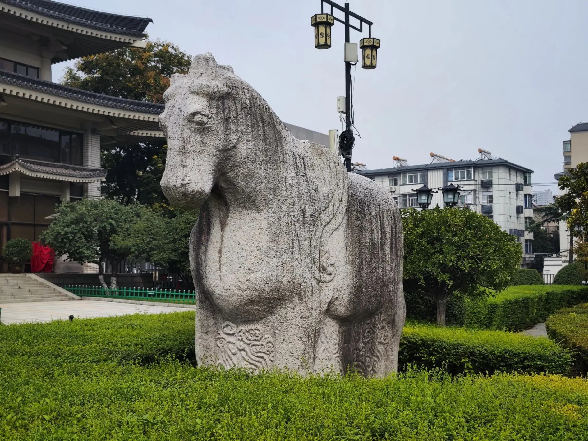 唐懿宗李漼简陵翼马。这是唐十八陵中唯一一对进城的翼马，坐落在陕西历史博物馆门口，数年来看尽车来车往。晚唐末期石刻雕刻粗疏，笔画简单，雕工相比中唐翼马相差甚远。